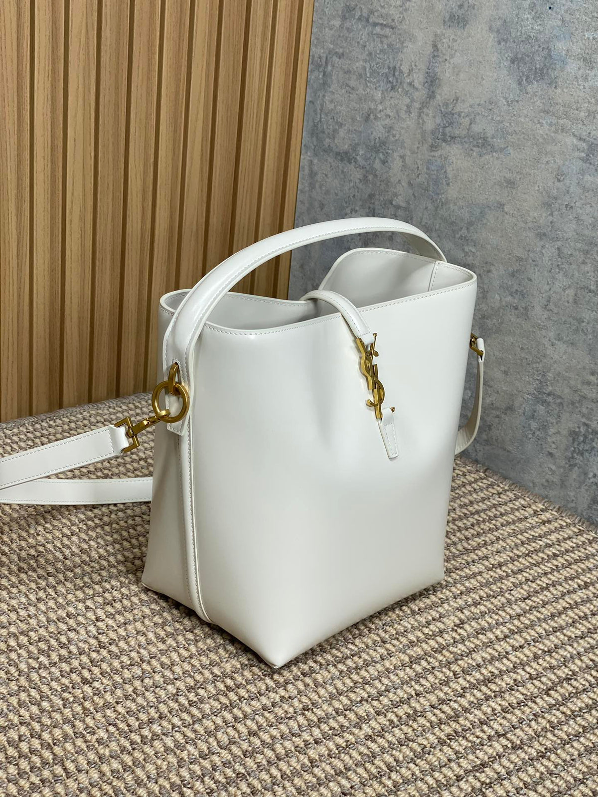 LE 37 MEDIUM BUCKET BAG 25 IN WHITE CALFSKIN GOLD HARDWARE