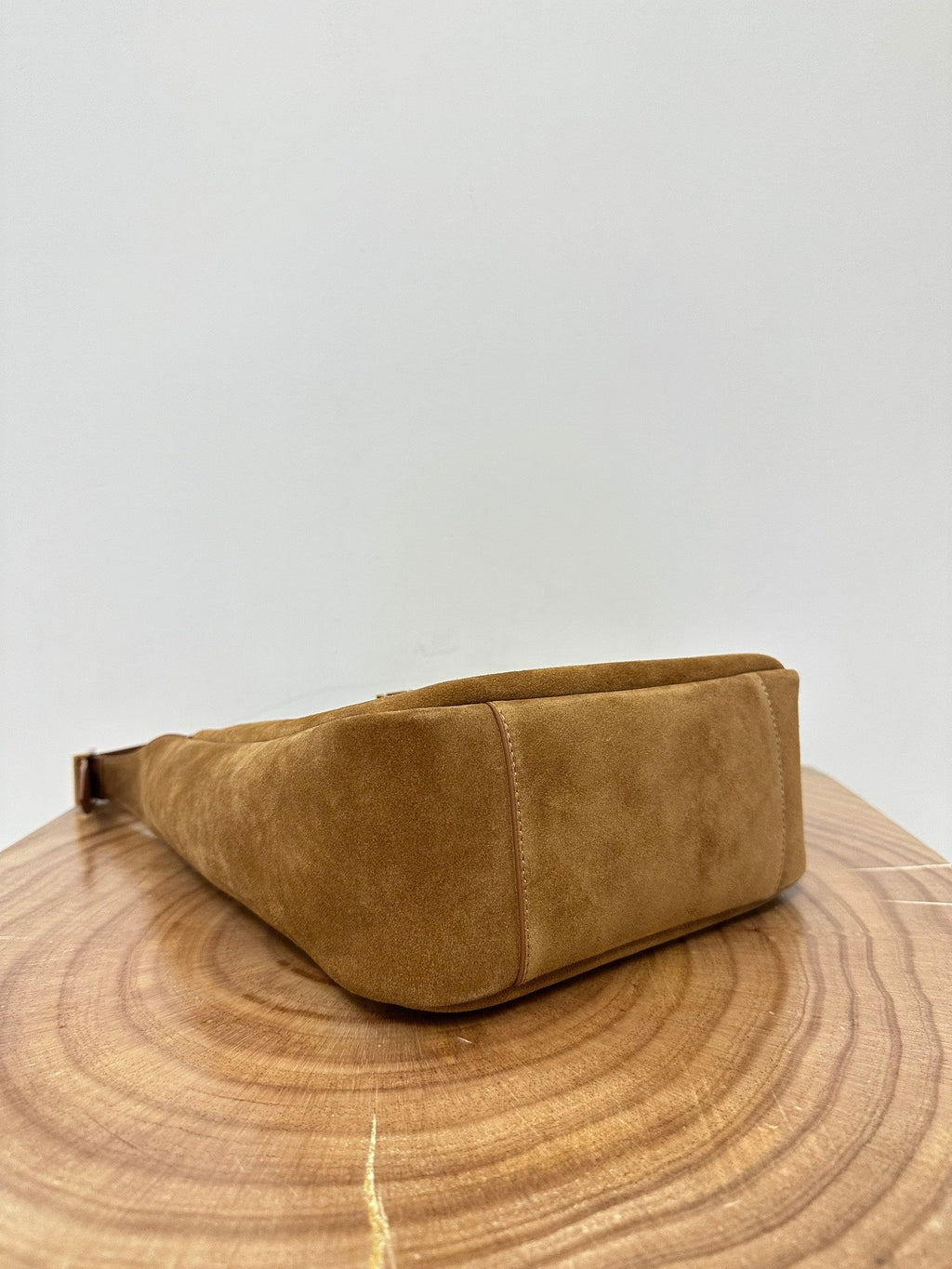 LE 5 À 7  SUPPLE SMALL 22 IN  CARAMEL BROWN SUEDE