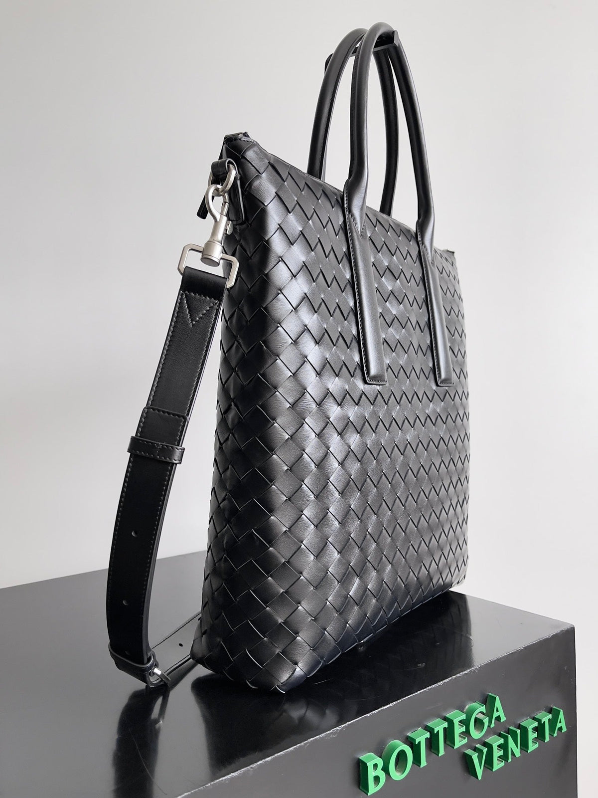 BOTTEGA VENETA 25S ANDIAMO LARGE INTRECCIATO 39 IN BLACK CALFSKIN
