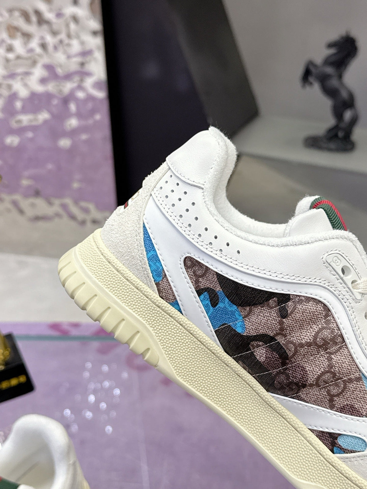 GUCCI 26S SNEAKER IN WHITE AND BLUE CALFSKIN