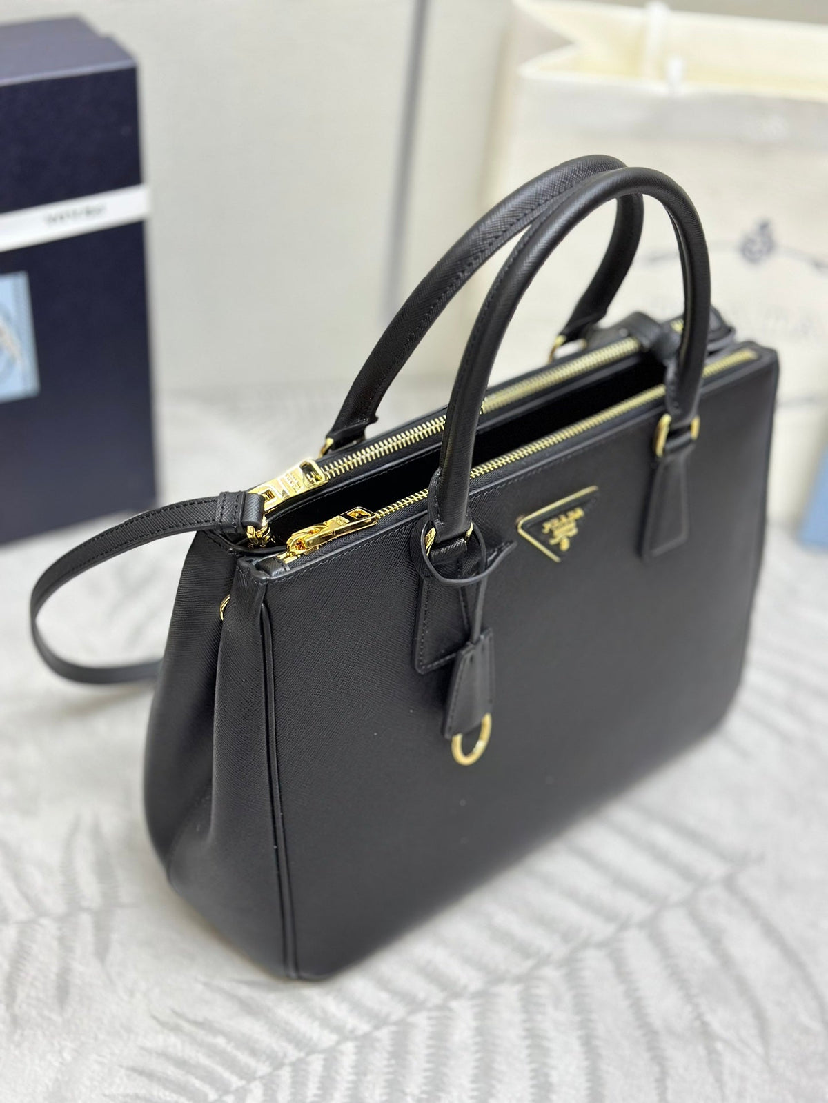 PRADA 25S GALLERIA LARGE BAG 32 IN BLACK CALFSKIN GOLD HARDWARE