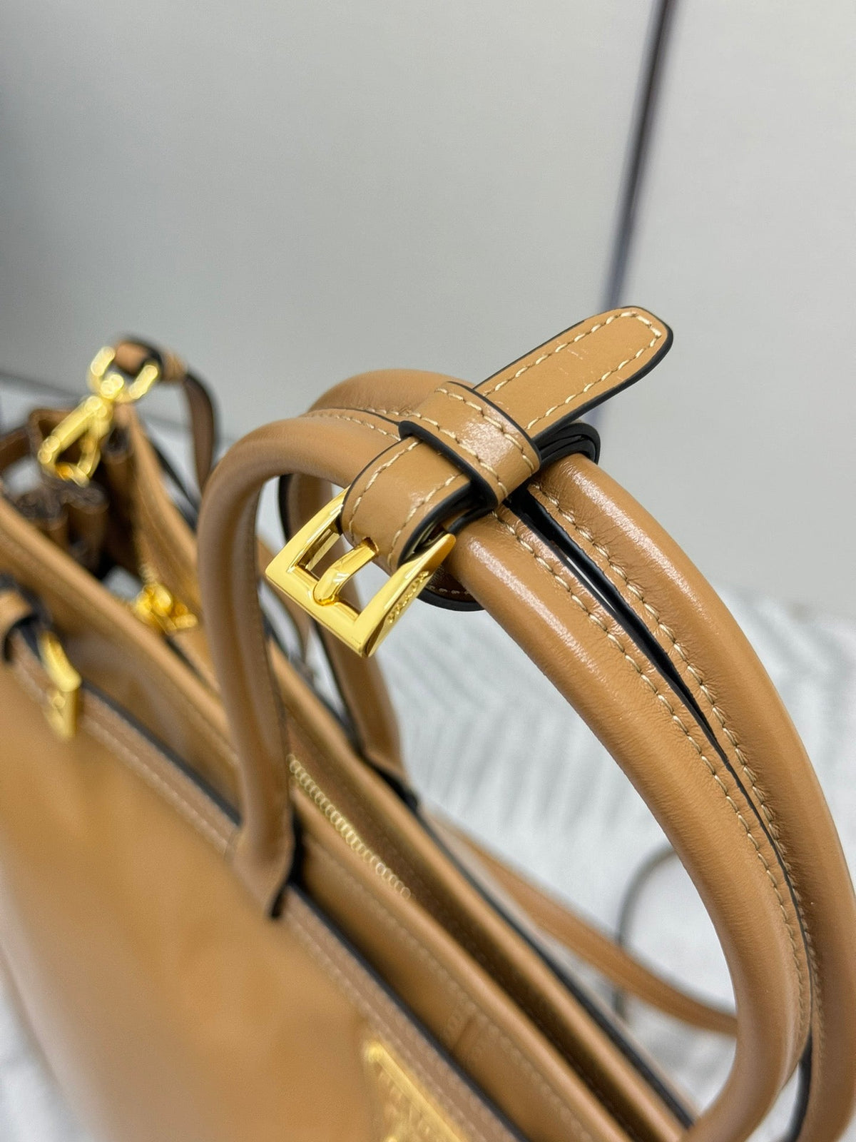 PRADA 25S LUX SOFT BAG 42 IN CARAMEL GLOSSY CALFSKIN GOLD HARDWARE