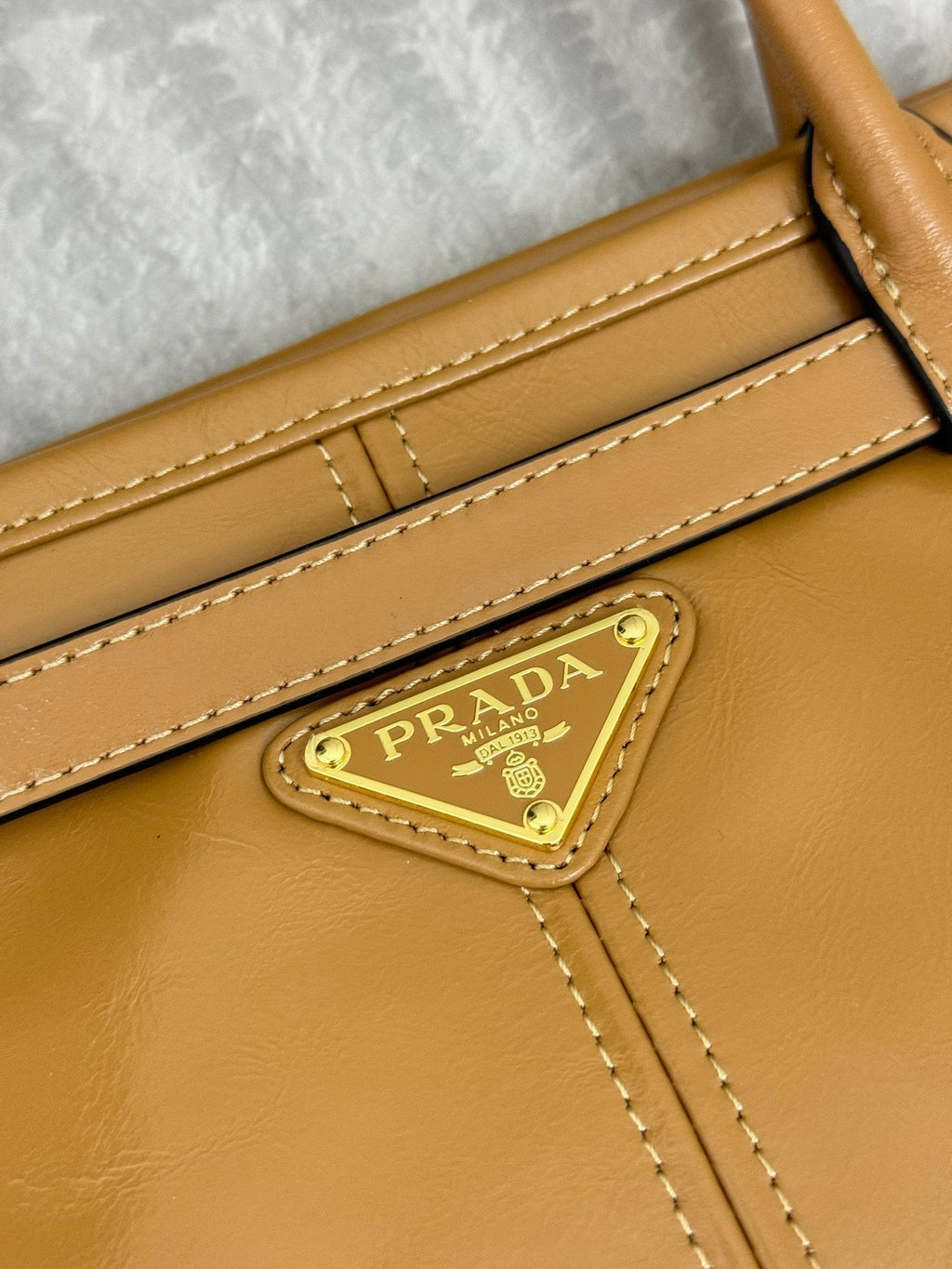 PRADA 25S LUX SOFT BAG 42 IN CARAMEL GLOSSY CALFSKIN GOLD HARDWRE