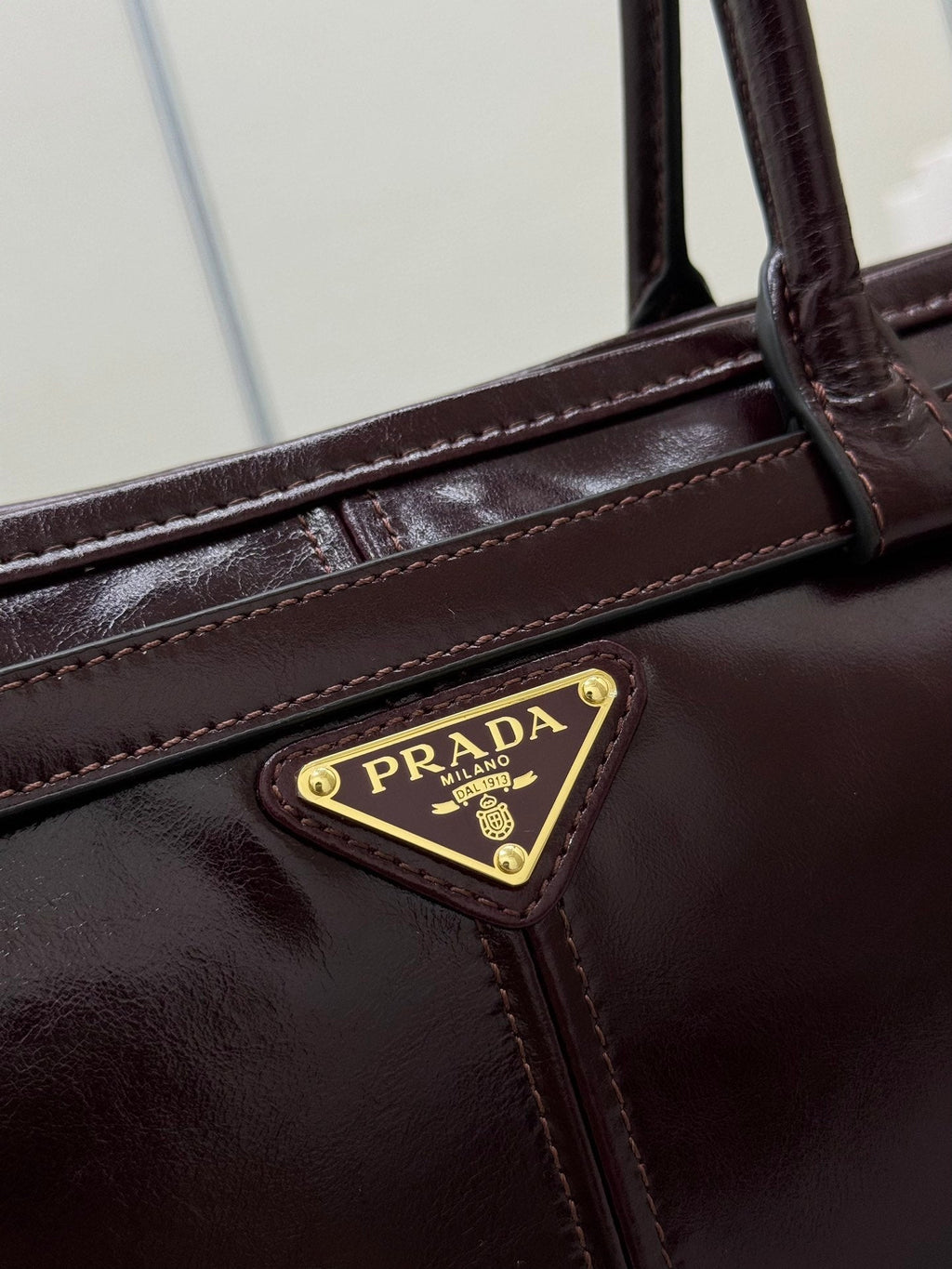 PRADA 25S BONNIE LARGE HANDBAG 38 IN BURGUNDY GLOSSY CALFSKIN GOLD HARDWARE