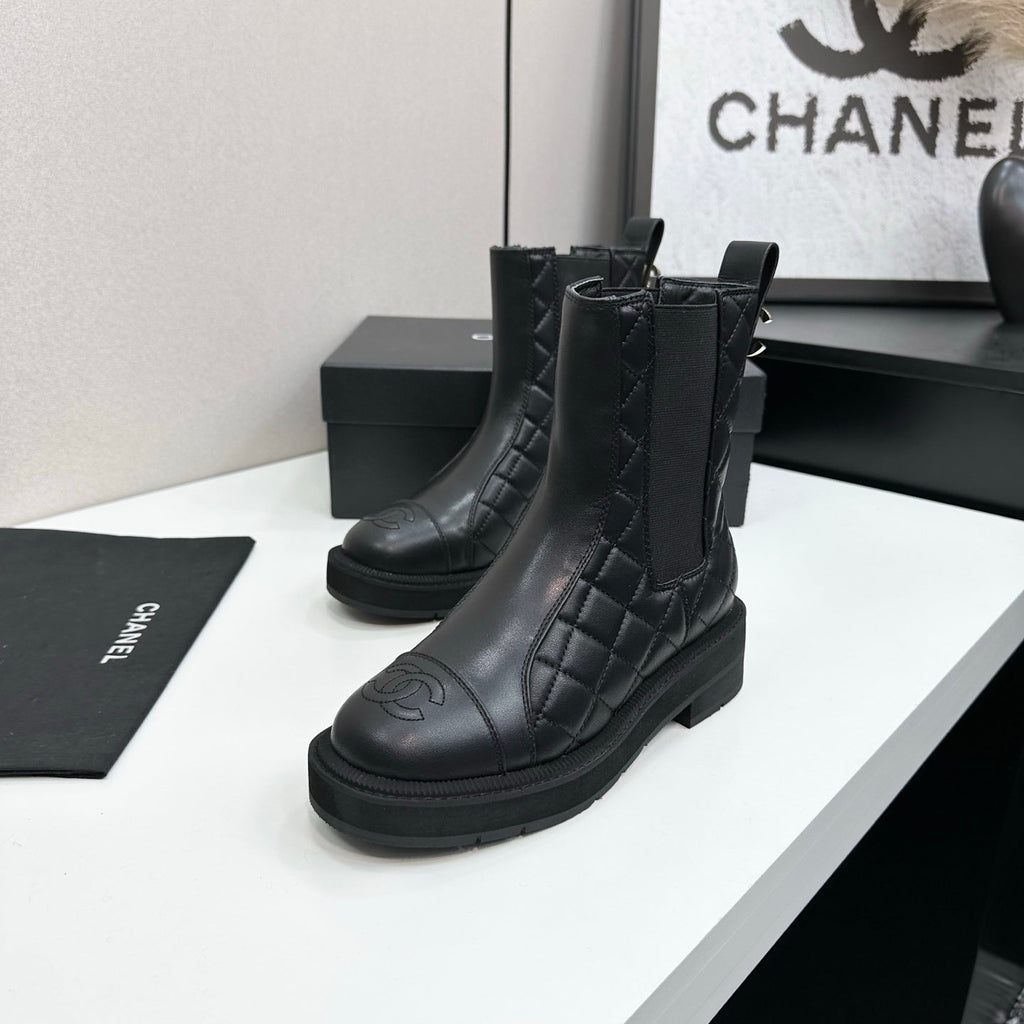CHANEL 25S ELASTIC CHELSEA BOOTS IN BLACK CALFSKIN