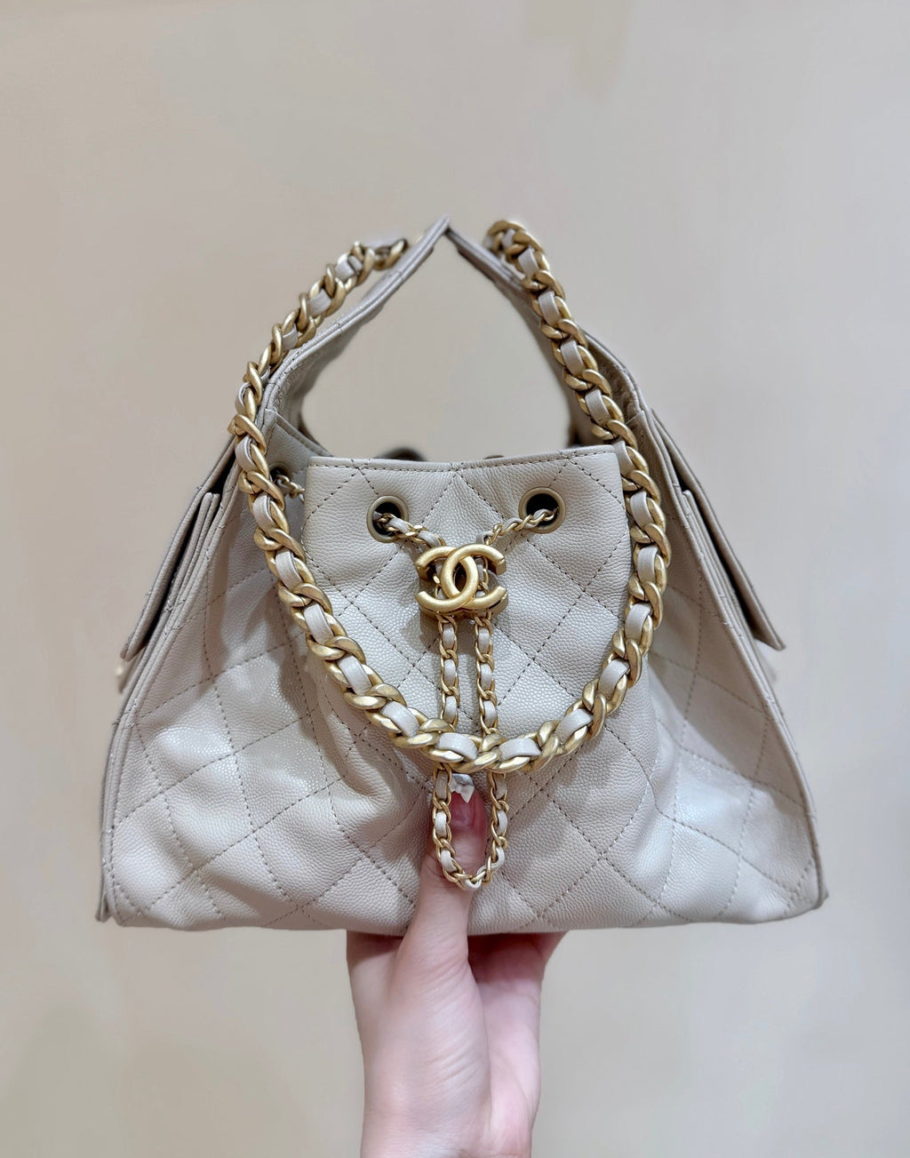 CHANEL 25 HANDBAG IN CREAM 30 GRAINED CALFSKIN GOLD HARDWARE