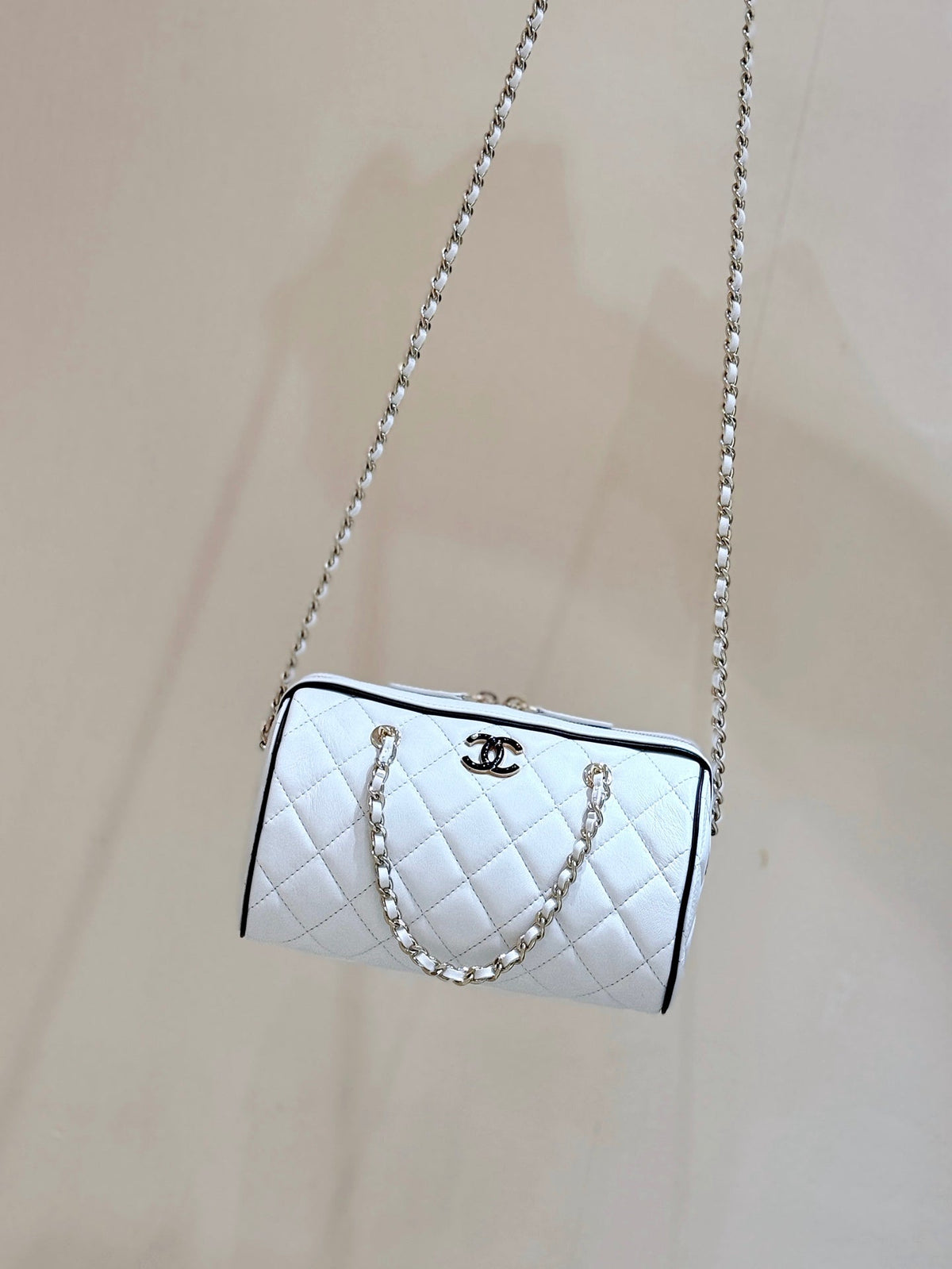 CHANEL 25S CLUTCH WITH CHAIN 18 IN WHITE LAMBSKIN
