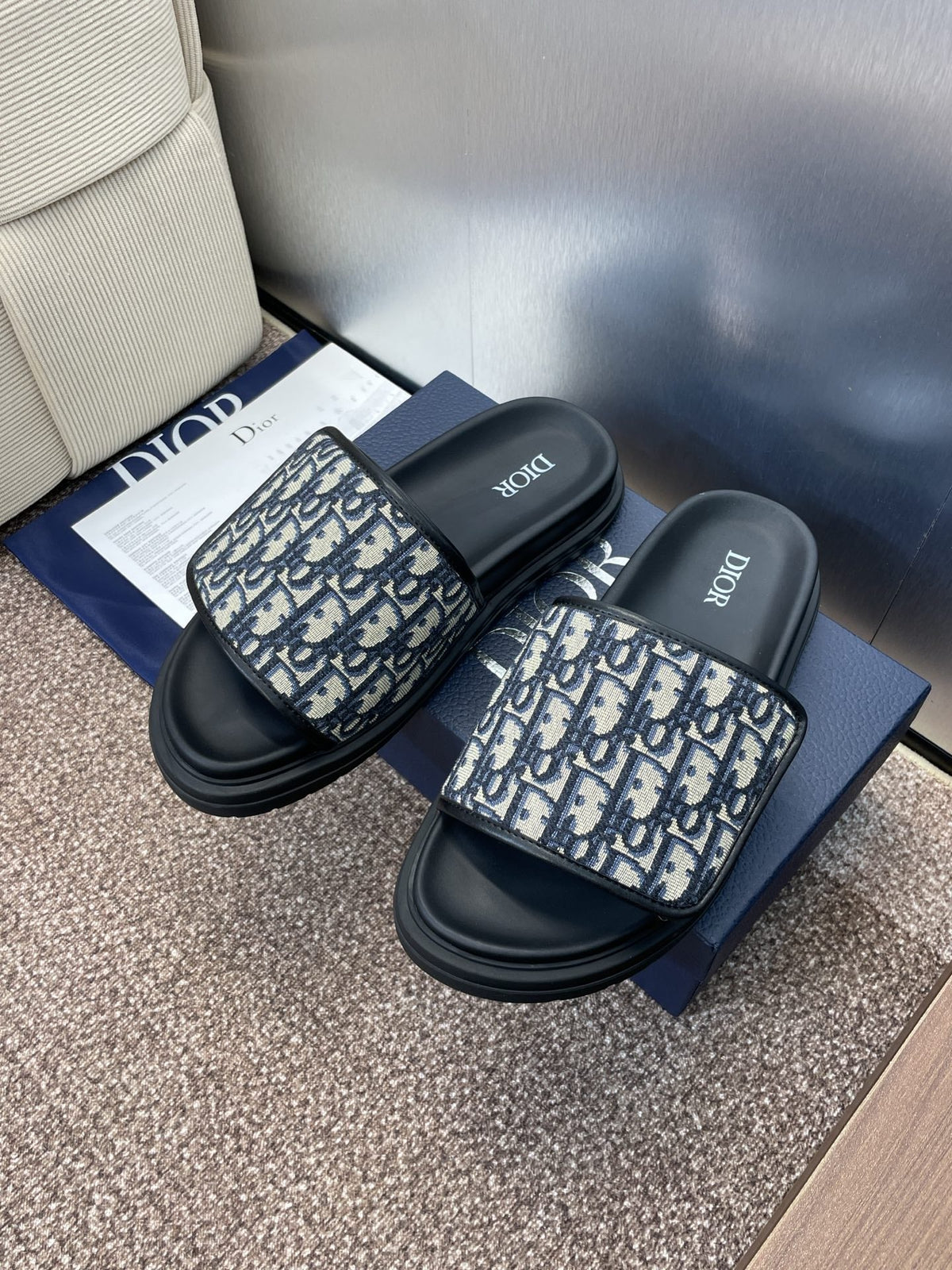 DIOR 25S ALIAS SLIDES IN BLACK CALFSKIN WITH CD OBLIQUE DEEP BLUE LOGO