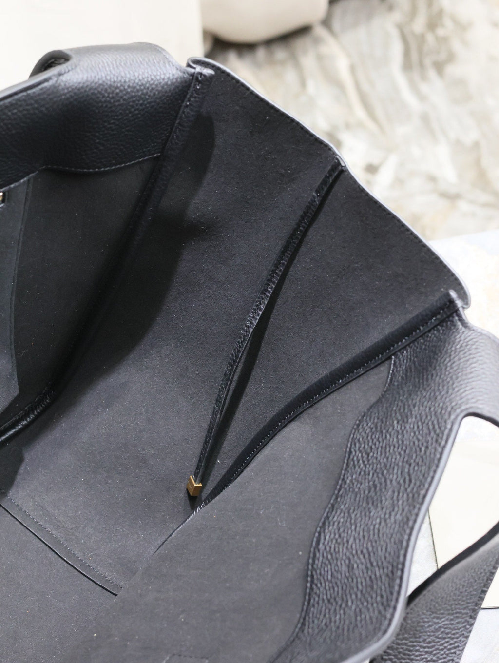 LE 5 À 7 BEA TOTE BAG 50 IN BLACK LAMBSKIN GOLD LOGO