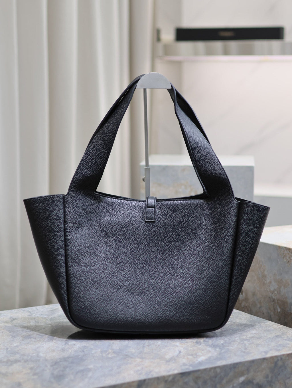 LE 5 À 7 BEA TOTE BAG 50 IN BLACK LAMBSKIN GOLD LOGO