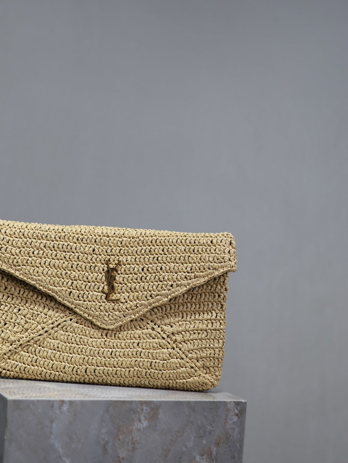 ENVELOPE CLUTCH 29 IN BEIGE RAFFIA