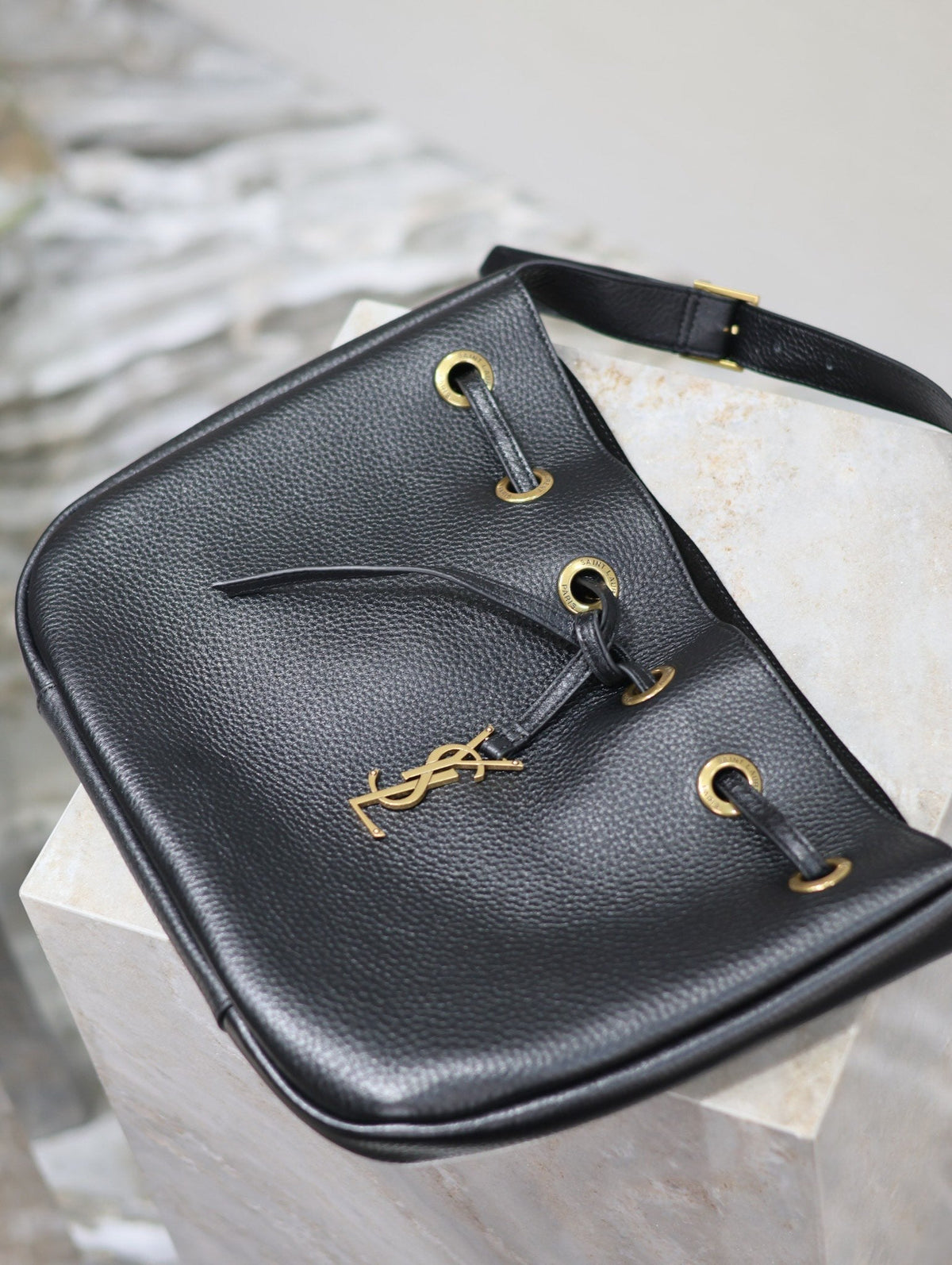 PARIS VII SMALL HOBO 30 IN BLACK GRAINED LEATHER GOLD HARDWARE