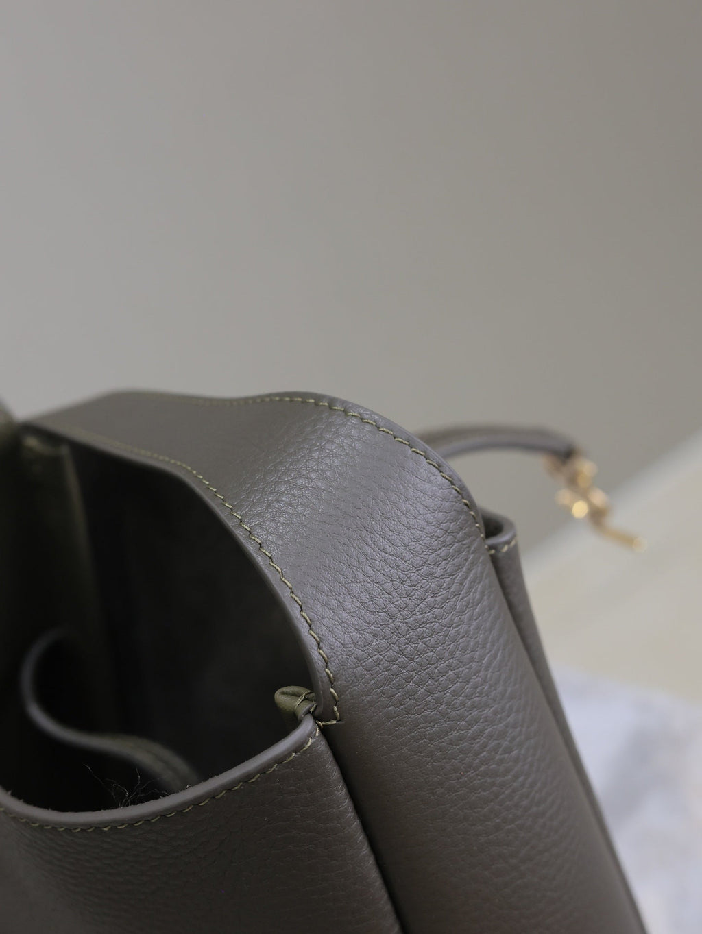 YSL 25S LE 5 À 7 BAG 16 IN LIGHT MUSK GRAINED CALFSKIN GOLD HARDWARE