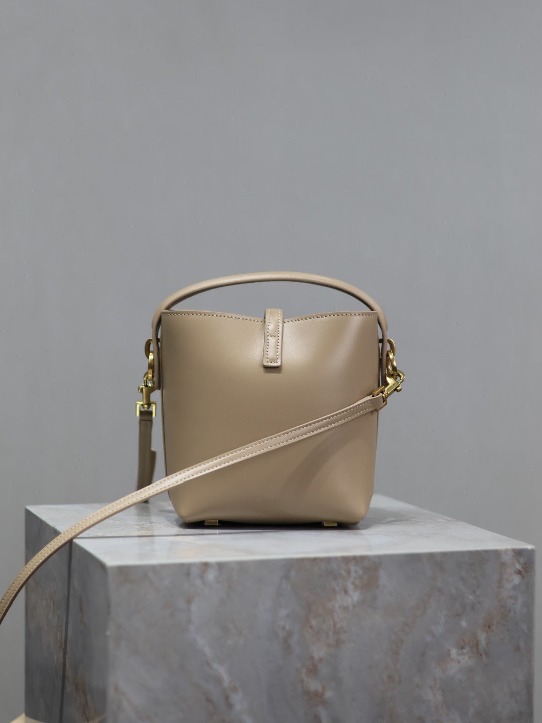 YSL 25S LE 37 BUCKET 15 IN BEIGE CALFSKIN GOLD HARDWRE