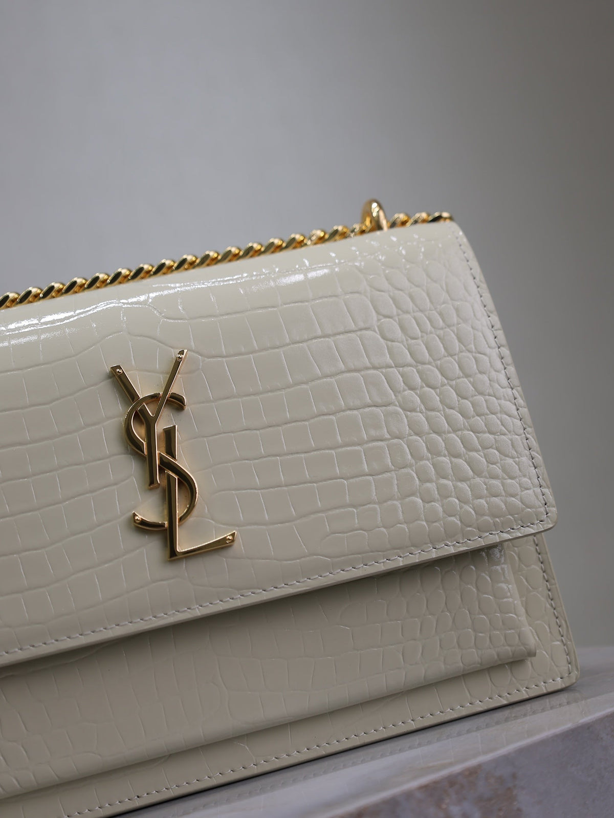 YSL 25S SUNSET MEDIUM 22 IN IVORY CROCODILE-EMBOSSED SHINY CALFSKIN GOLD HARDWARE