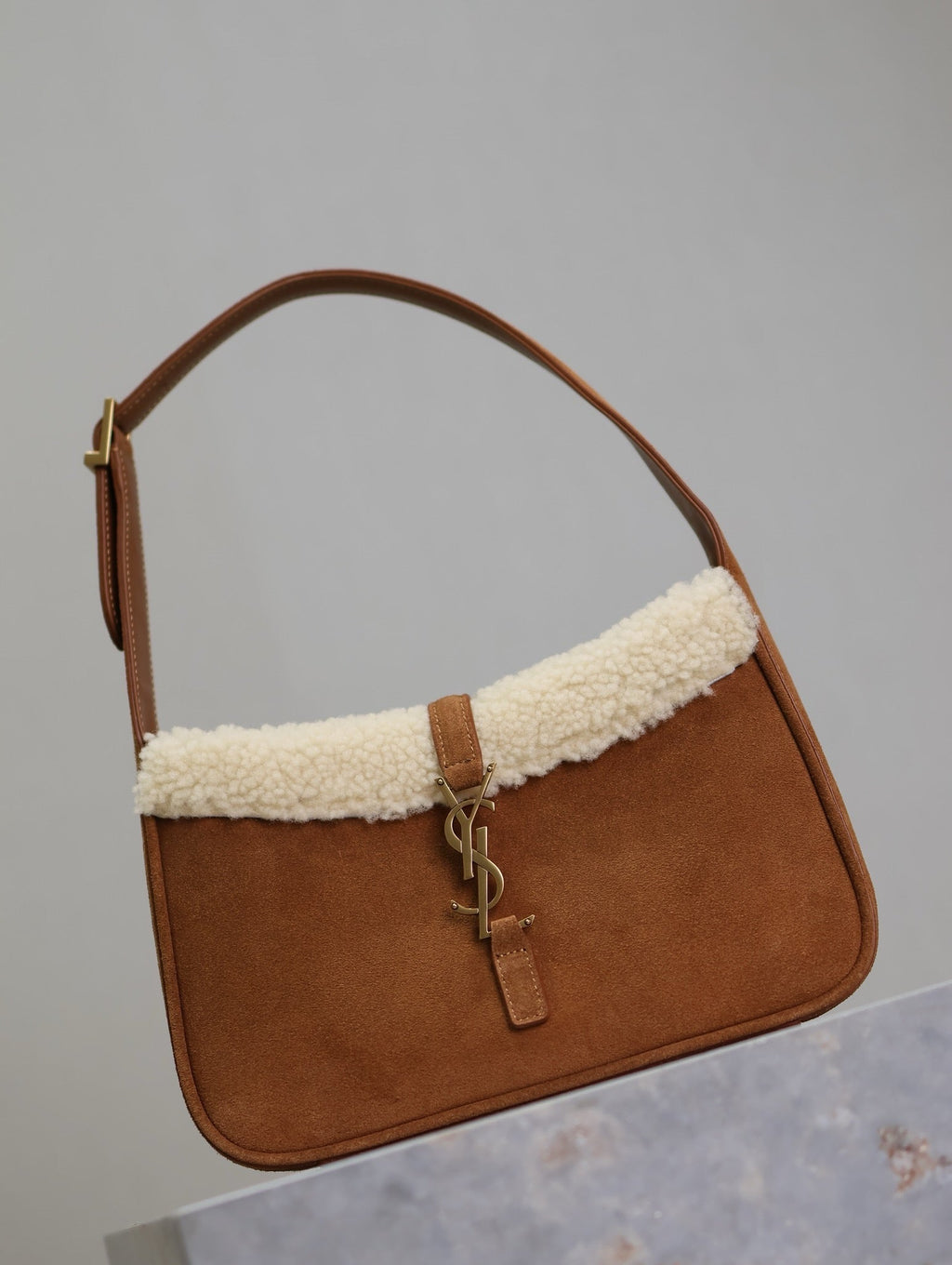 LE 5 À 7 SHOULDER BAG 25 IN BROWNIE SUEDE AND WHITE SHEARLING TRIM