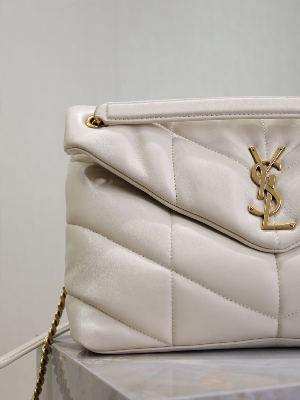 YSL 25S LOULOU PUFFER GM 35 IN BLANC VINTAGE CALFSKIN GOLD HARDWARE