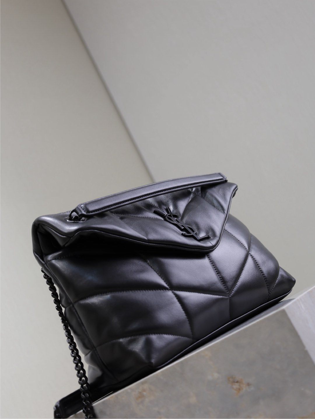 YSL 25S LOULOU PUFFER GM 35 IN BLACK CALFSKIN BLACK HARDWRE